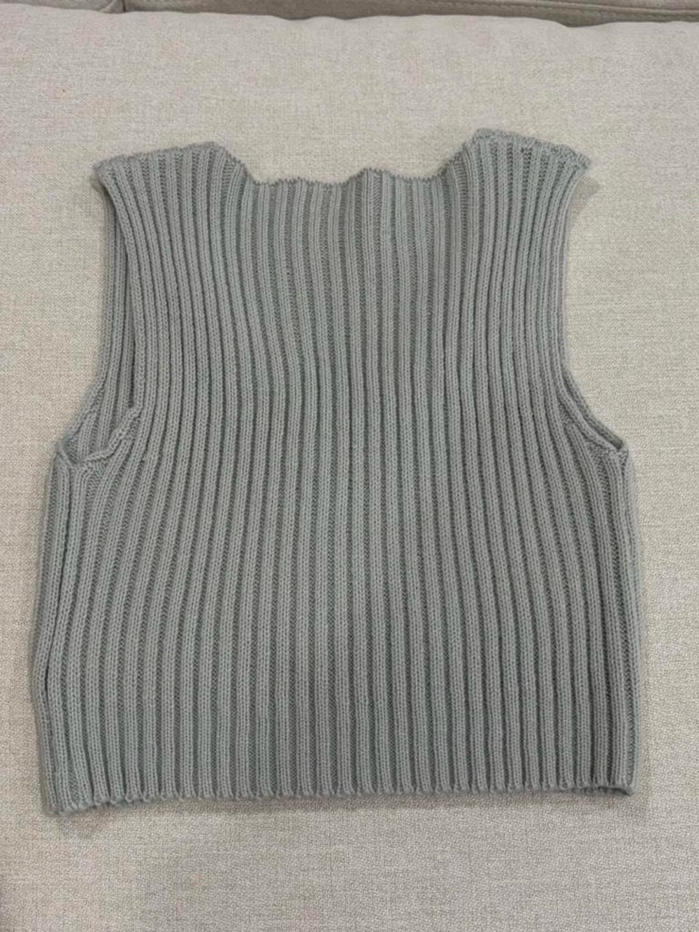 3 pack SHEIN Ribbed V-Neck Tank Sweaters - Picture 5 of 7